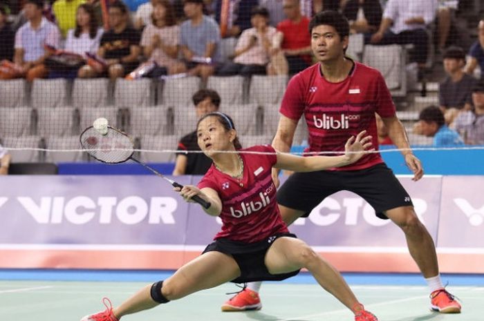 Pasangan ganda campuran Indonesia, Praveen Jordan/Debby Susanto, mengembalikan kok ke arah wakil Jerman, Marvin Emil Seidel/Linda Efler, pada laga semifinal Korea Terbuka yang berlangsung di SK Handball Stadium, Sabtu (16/9/2017).