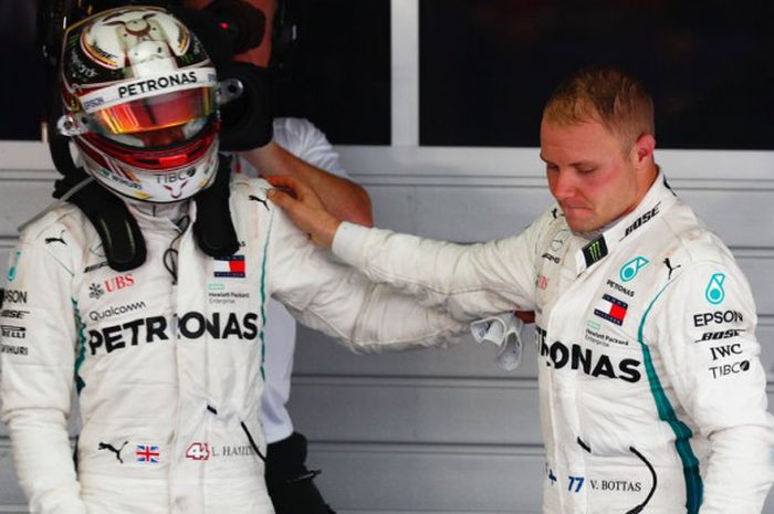 Lewis Hamilton (kiri) saat menghampiri rekan setimnya di Mercedes, Valtteri Bottas (kanan), beberapa