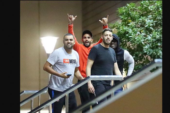 Riyad Mahrez bersama rekan-rekannya saat kembali ke hotel , Minggu (19/8/2018)