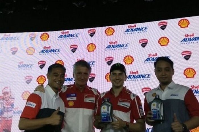 Pebalap tim Ducati, Jorge Lorenzo (kedua dari kanan) dan Direktur Olahraga Ducati Paolo Ciabatti (kedua dari kiri) berpose di depan wartawan saat Shell Advance Media Gathering di Exodus, Kuningan City Jakarta, Kamis (2/2/2017).