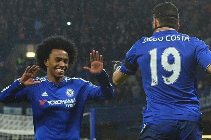 Gelandang Chelsea, Willian (kiri), melakukan selebrasi bersama rekan setimnya, Diego Costa, usai membobol gawang Newcastle United pada laga Premier League di Stadion Stamford Bridge, Sabtu (13/2/2016).