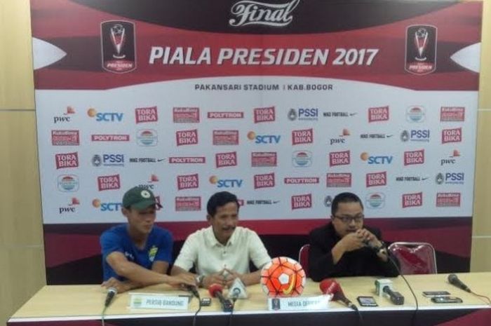 Pelatih Persib, Djadjang Nurdjaman (tengah) saat jumpa pers seusai timnya mengalahkan Semen Padang pada laga perebutan posisi tiga Piala Presiden 2017 di Stadion Pakansari, Cibinong, Kab Bogor, Sabtu (11/3/2017) malam. 