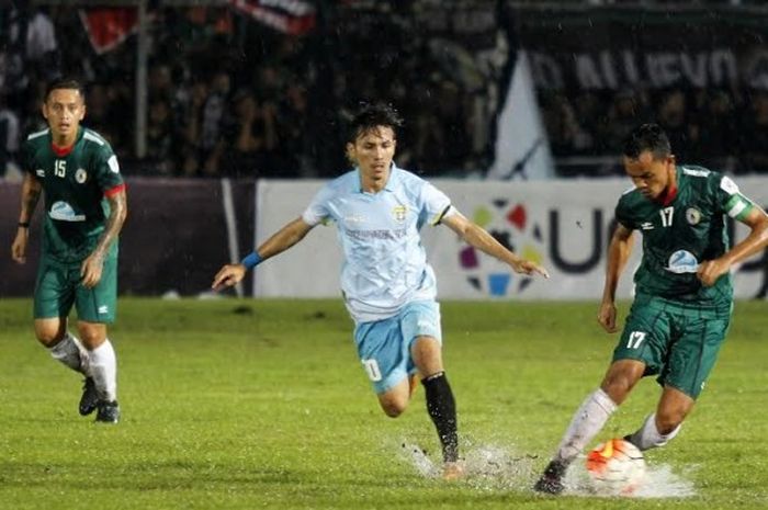 Kapten yang juga gelandang PSS Sleman, Busari (kanan) saat menghindari pemain Perserang pada laga perempat final ISC B di Stadion Gelora Bumi Kartini, Jepara, Sabtu (10/12/2016) malam.