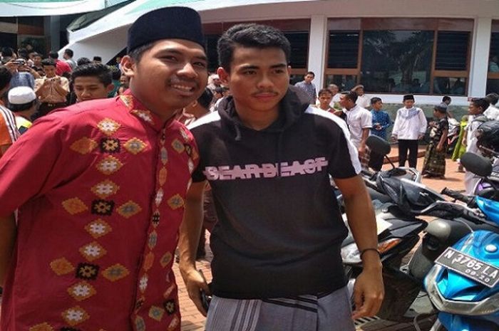Pemain Timnas U-19 Indonesia, Nur Hidayat usai Sholat Jumat di Masjid  Al- Amin Jember.