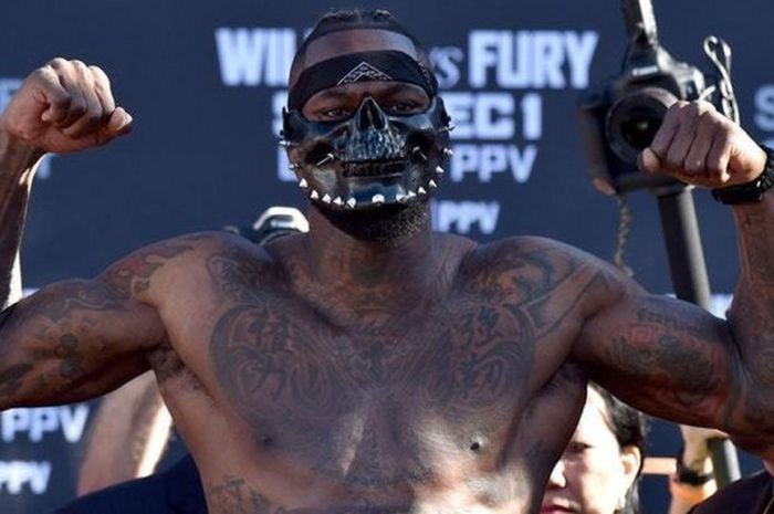 Deontay Wilder saat sesi penimbangan jelang pertarungan melawan Tyson Fury di Staples Center, Los Angeles, AS, Jumat (30/11/2018).