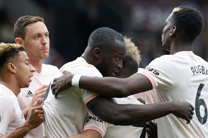 Para pemain Manchester United merayakan gol yang dicetak Romelu Lukaku (tengah) dalam laga Liga Inggris kontra Burnley di Stadion Turf Moor, Burnley pada 2 September 2018.