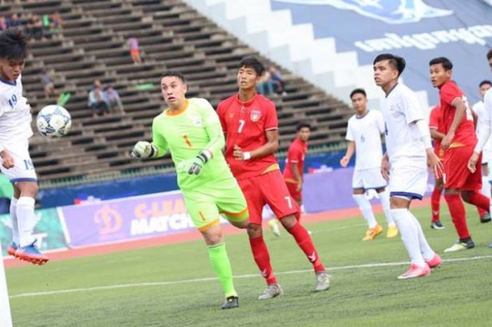 Kiper timnas U-19 Filipina, Quincy Kammeraad (dua dari kiri) hanya melihat saat gawangnya dibobol pemain Myanmar pada laga pertama Grup G Kualifikasi Piala Asia U-19 2018 di National Olympic Stadion, Phnom Penh, Kamboja, Selasa (24/10/2017) sore. 