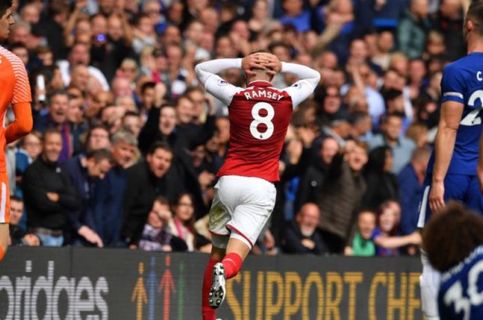 Gelandang Arsenal, Aaron Ramsey, bereaksi setelah tendangannya mengenai tiang dalam duel Liga Inggris antara Chelsea dan Arsenal di Stamford Bridge, London, Minggu (17/9/2017).