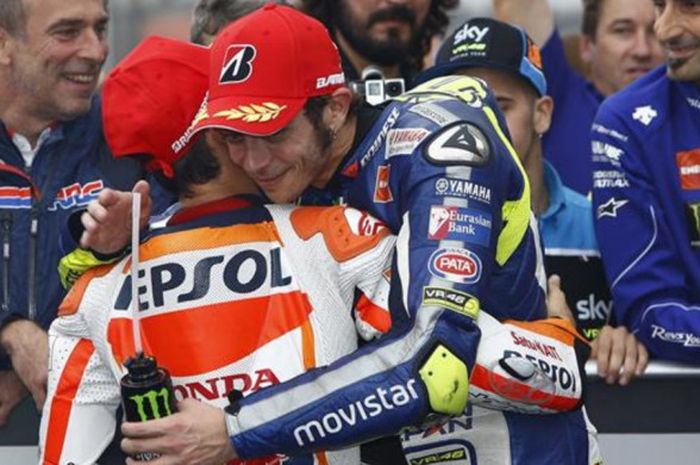 Valentino Rossi beberkan kenangan saat bertarung dengan Dani Pedrosa di masa lalu.