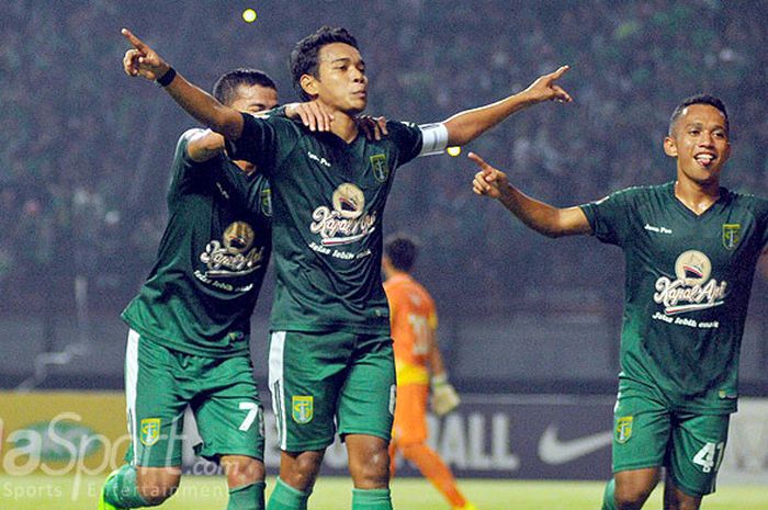 Misbakhus Solikin (6) melakukan selebrasi usai mencetak gol bagi Persebaya.