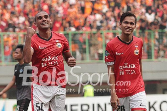   Duo Persija Jakarta, Bruno Lopes dan Rezaldi Hehanusa bergembira seusai mencetak gol ke gawang Persegres Gresik United pada laga Liga 2 musim 2017 di Stadion Patriot Candrabhaga, Kota Bekasi, Sabtu (14/10/2017).   