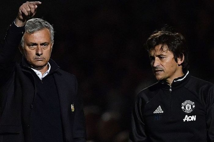 Manajer Manchester United, Jose Mourinho (kiri), dan asistennya, Rui Faria, dalam laga Piala Liga Inggris lawan Northampton Town di Sixfields Stadium, Northampton, 21 September 2016.