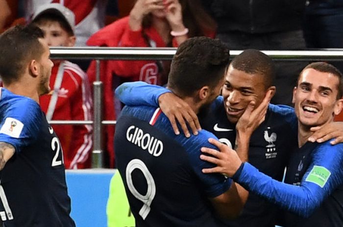 Penyerang Prancis, Kylian Mbappe (tengah) merayakan gol yang ia cetak ke gawang Peru dalam laga Grup C Piala Dunia 2018 di Ekaterinburg Arena, Ekaterinburg, Rusia pada 21 Juni 2018. 