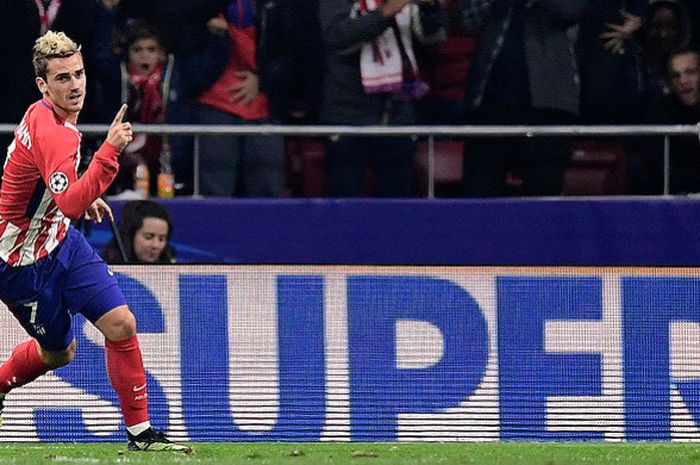 Striker Atletico Madrid, Antoine Griezmann, melakukan selebrasi seusai mencetak gol ke gawang AS Roma dalam laga lanjutan Grup C Liga Champions 2017-2018 di Stadion Wanda Metropolitan, Madrid, pada 22 November 2017. 