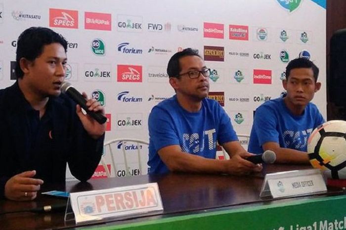 Pelatih Persela Lamongan Aji Santoso (tengah) dan Ahmad Birrul Walidain (kanan) saat memberikan keterangan pers sebelum laga kontra Persija Jakarta. 