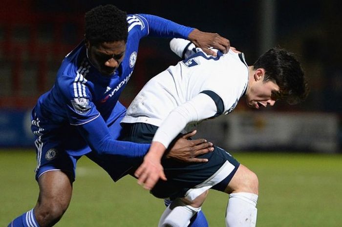 Bek muda Chelsea, Ola Aina, dalam laga Premier League International Cup U-21 melawan Tottenham Hotspur, Kamis (28/1/2016)