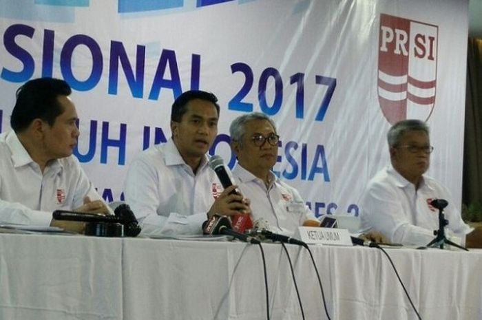 Ketua Umum PB PRSI Anindya Bakrie (kedua dari kiri) memberikan keterangan kepada media seusai Rakern