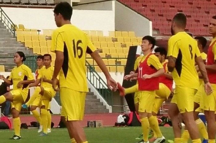 Para pemain Semen Padang saat menjalani sesi latihan di  Stadion Manahan, Solo, pada Jumat (24/2/2017).