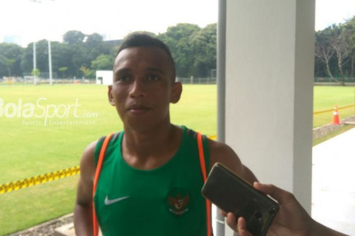 Pemain Persebaya Surabaya, Irfan Jaya menjawab pertanyaan wartawan seusai latihan bersama timnas U-23 Indonesia di Lapangan ABC, Senayan, Jakarta, Sabtu (17/3/2018).