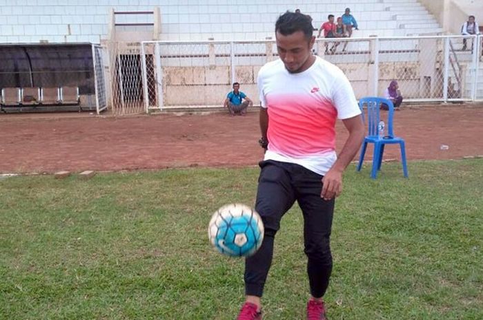  Mantan kapten timnas Indonesia, Firman Utina, yang tengah didekati PS Bengkulu, unjuk kebolehan saat menyaksikan seleksi PS Bengkulu yang diikuti pemain lokal di Stadion Semarak, Bengkulu, Sabtu (1/4/2017). 