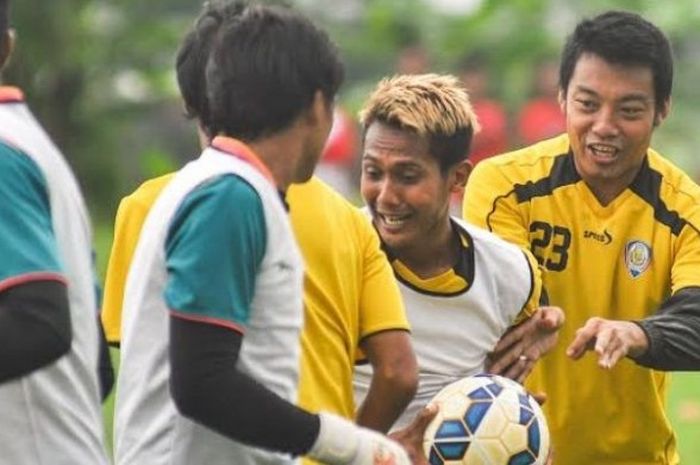 Bek Hamka Hamzah (kanan) meninggalkan Malang untuk kembali ke Kediri dan bakal membela Persib Legends untuk laga ekshibisi di Stadion Brawijaya, Minggu (10/4/2016). 