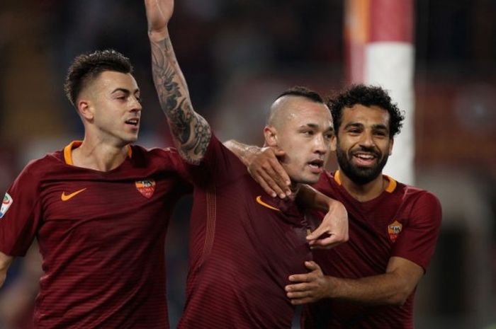 Radja Nainggolan bersama rekan timnya Stefan El Shaarawy dan Mohamed Salah saat merayakan gol ketiga mereka dalam laga Serie A antara AS Roma kontra Juventus FC di Stadio Olimpico, 14 Mei 2017. 