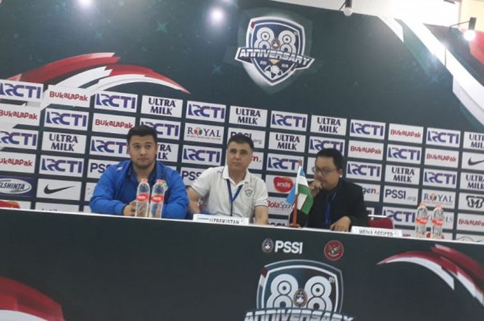 Pelatih Timnas U-23 Uzbekistan, Rashan Xaydrov (tengah), saat berbicara dalam sesi konferensi pers selepas bermain imbang melawan Timnas U-23 Korea Utara pada ajang PSSI Anniversary Cup 2018 di Stadion Pakansari, Cibinong, Bogor, Jumat (27/4/2018).