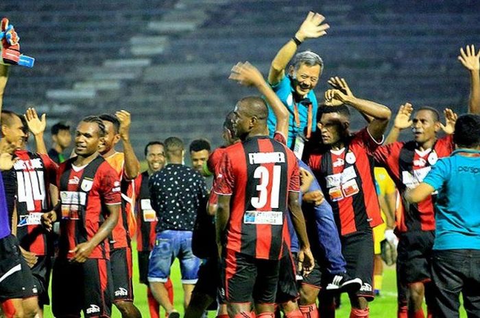 Manajer Persipura, Rudi Maswi, diusung pemain setelah Persipura mengalahkan Persegres Gresik United 3-0 di Stadion Tri Dharma Gresik Jawa Timur (11/12/2016).