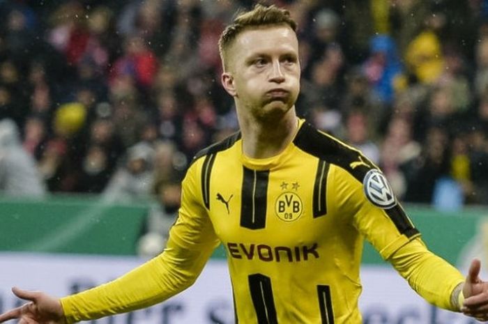 Ekspresi bintang Borussia Dortmund, Marco Reus, setelah mencetak gol ke gawang FC Bayern pada pertandingan semifinal DFB Pokal di Allianz Arena, Rabu (26/4/2017). 