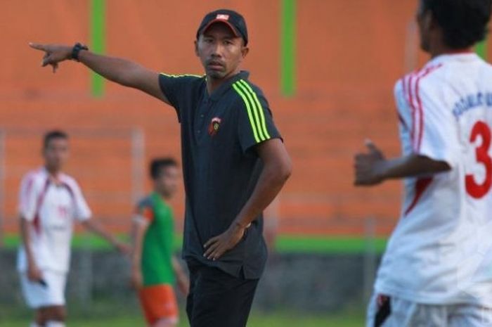 Pelatih Laga FC, Uston Nawawi memberikan instruksi anak asuhnya saat bersua Sidoarjo United di Stadion Pogar, Bangil, Pasuruan, Sabtu (6/8/2016).