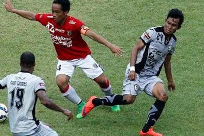 Bek muda Syaiful Indra Cahya (kanan) dilepas Sriwijaya FC dan siap merapat ke Arema Cronus. 