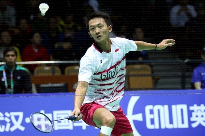 Pebulu tangkis tunggal putra nasional, Ihsan Maulana Mustofa, berupaya menjangkau pukulan kok dari Chou Tien Chen (Taiwan) yang menjadi lawan pada babak kedua Kejuaraan Asia di Wuhan Sports Center Gymnasium, Wuhan, China, Kamis (27/4/2017). Ihsan kalah dengan skor 16-21, 21-17, 13-21.