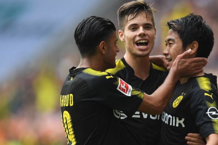 Para pemain Borussia Dortmund, Mahmoud Dahoud (kiri), Julian Weigl (tengah), dan Shinji Kagawa (kanan), merayakan gol Kagawa ke gawang Augsburg pada laga Liga Jerman di Augsburg, Jerman, Sabtu (30/9/2017).