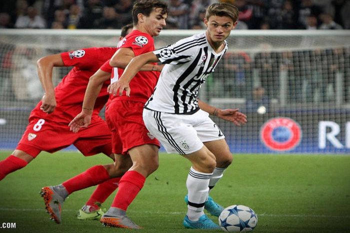 Bek tengah Juventus, Daniele Rugani (kanan)