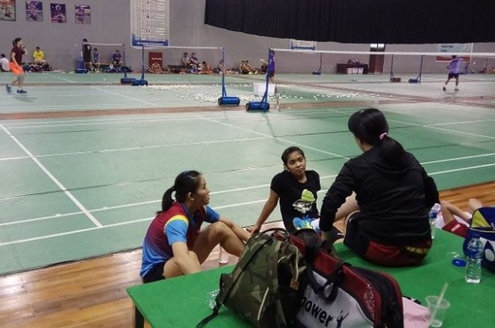 Pelatih tunggal putri nasional, Minarti Timur (duduk menghadap lapangan), sedang memberikan nasihat kepada para pemainnya di hall bulu tangkis pelatnas, Cipayung, Jakarta, Kamis (2/3/2017).
