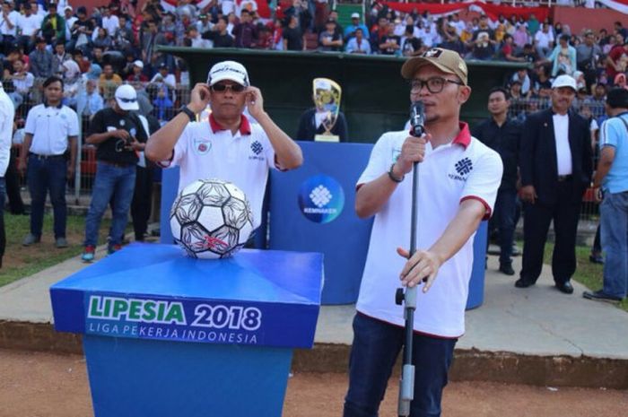 Menteri Ketenagakerjaan, Muhammad Hanif Dhakiri saat membuka laga final Liga Pekerja Indonesia