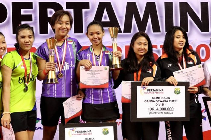  Pasangan Della Destiara Haris/Rosyita Eka Putri Sari (tengah, baju ungu) ketika naik podium juara Kejurnas 2015 bersama pasangan Anggia Shitta Awanda/Ni Ketut Mahadewi Istarani (kanan, baju hitam) dan ganda putri lainnya di Tennis Indoor, Senayan, Jakarta, Sabtu (12/12//2015).