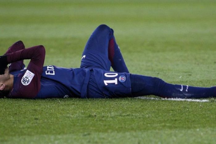    Bintang Paris Saint-Germain, Neymar, terkapar dalam partai Liga Prancis melawan Olympique Marseille di Stadion Parc des Princes, Paris, pada 25 Februari 2018.   