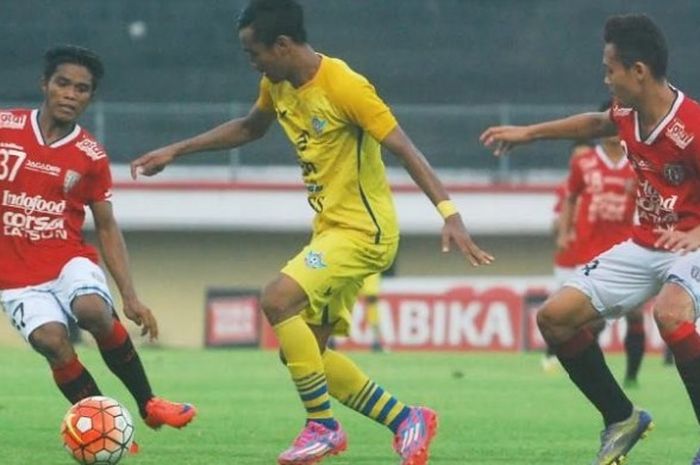 Winger Bali United U-21, Samsul Pellu (37) mencoba mengadang pemain Persegres U-21 di Stadion Kapten I Wayan Dipta, Gianyar, Senin (7/11/2016). 