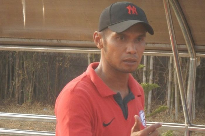 Mantan kapten tim nasional Indonesia, Charis Yulianto, kini menangani Charis Yulianto Football Academy.