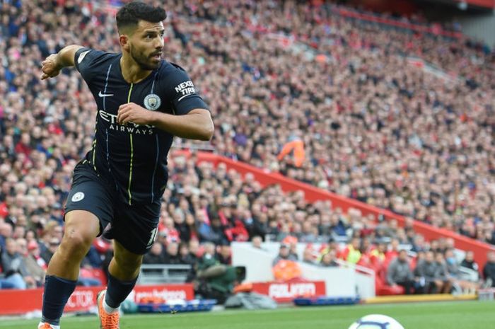 Penyerang Manchester City, Sergio Aguero, tengah menggiring bola pada laga lanjutan Liga Inggris melawan Liverpool di Stadion Anfield, Minggu (7/10/2018) malam WIB.