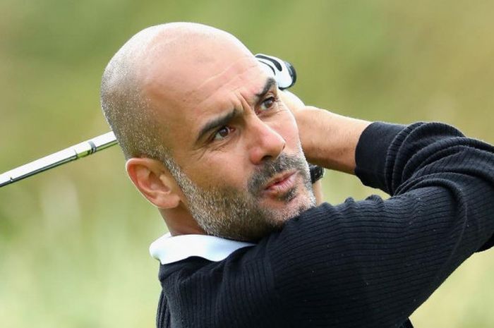  Pep Guardiola bermain golf jelang mengikuti ajang BMW PGA Pro-AM di Inggris. 