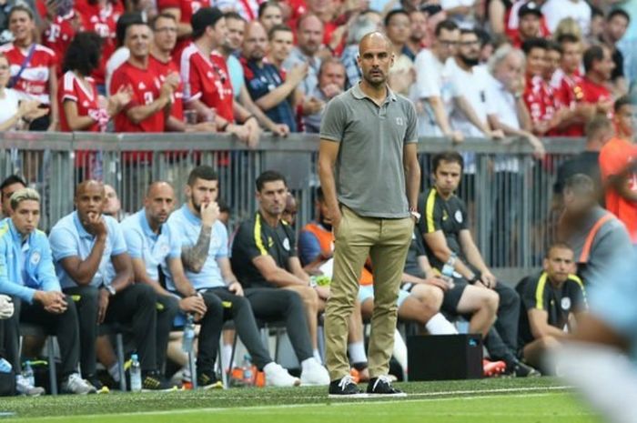 Pep Guardiola saat mendampingi Manchester City dalam laga uji coba kontra Bayern Muenchen, Rabu (20/7/2016)
