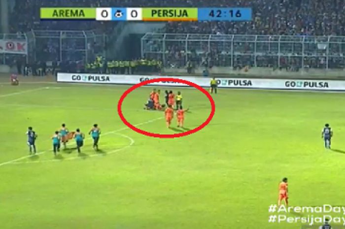 Bek Persija Jakarta, Michael Orah harus mendapatkan perawatan pada laga melawan Arema FC di Stadion Kanjuruhan, Kabupaten Malang, Minggu (5/8/2018)