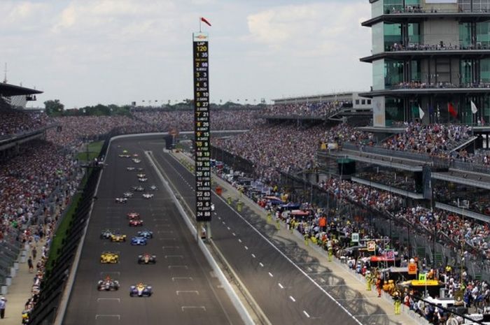 Indy 500, balapan penuh gengsi yang selalu ditonton oleh ratusan ribu penonton.