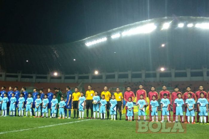  Para pemain timnas u-19 Indonesia dan Thailand berbaris sebelum laga PSSI Anniversary Cup U-19 2018 di Stadion Pakansari, Cibinong, Kabupaten Bandung, Jawa Barat, Minggu (23/9/2018).  