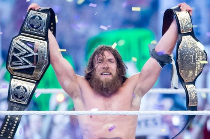Daniel Bryan saat berhasil memenangkan sabuk juara World Heavyweight dan WWE sekaligus pada ajang WrestleMania 30 (6/4/2018).