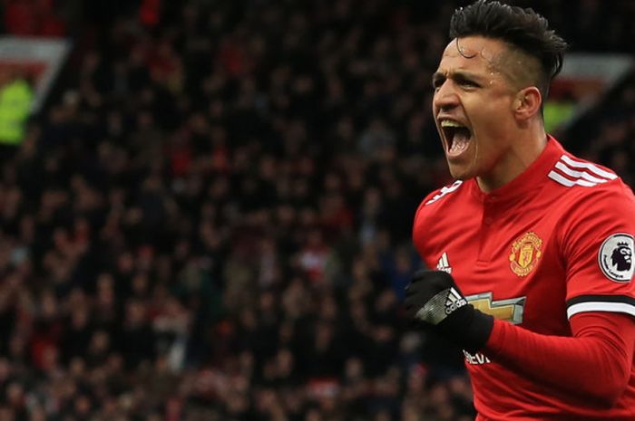 Selebrasi penyerang Manchester United, Alexis Sanchez, setelah berhasil mencetak gol ke gawang Swansea City dalam laga Liga Inggris 2017-2018 di Stadion Old Trafford, Manchester, Inggris, pada Sabtu (31/3/2018).