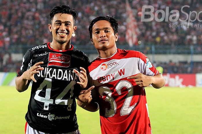 Bek Madura United, Beni Wahyudi (kiri), berpose dengan geladang Bali United, I Gede Sukadana, usai menjalani laga pekan ke-12 Liga 1 2018 di Stadion Gelora Bangkalan, Jawa Timur, Minggu (03/06/2018). Kedua pemain pernah membela Arema FC.