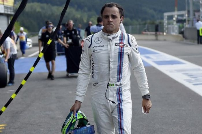 Pebalap Formula 1 (F1) yang membela tim Williams Martini Racing, Felipe Massa, berjalan di pit setelah menjalani latihan kedua GP Belgia di Spa-Francorchamps, Spa, Jumat (26/8/2016).